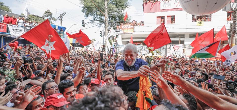 Lula volta para dentro do Sindicato dos Metalúrgicos nos braços do povo