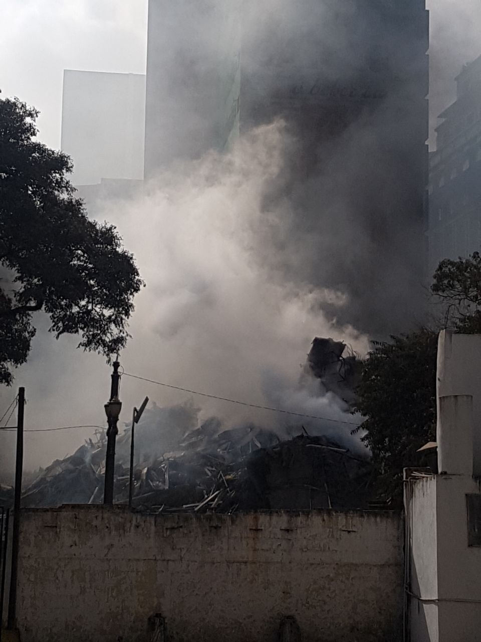 Prédio de ocupação desaba após incêndio em São Paulo
