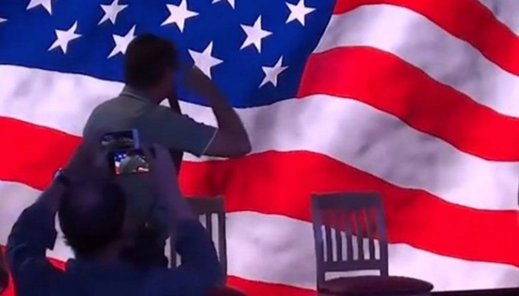 Bolsonaro bate continência à bandeira americana