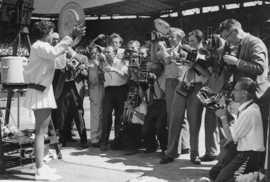 Maria Esther Bueno começou a carreira de tenista aos 12 anos, em 1951. Colecionou ao longo da vida 589 títulos e 19 Grand Slam. Venceu tudo e todos. Na última sexta-feira (8), aos 78, nos deixou e – depois de tantas vitórias – perde o Brasil.