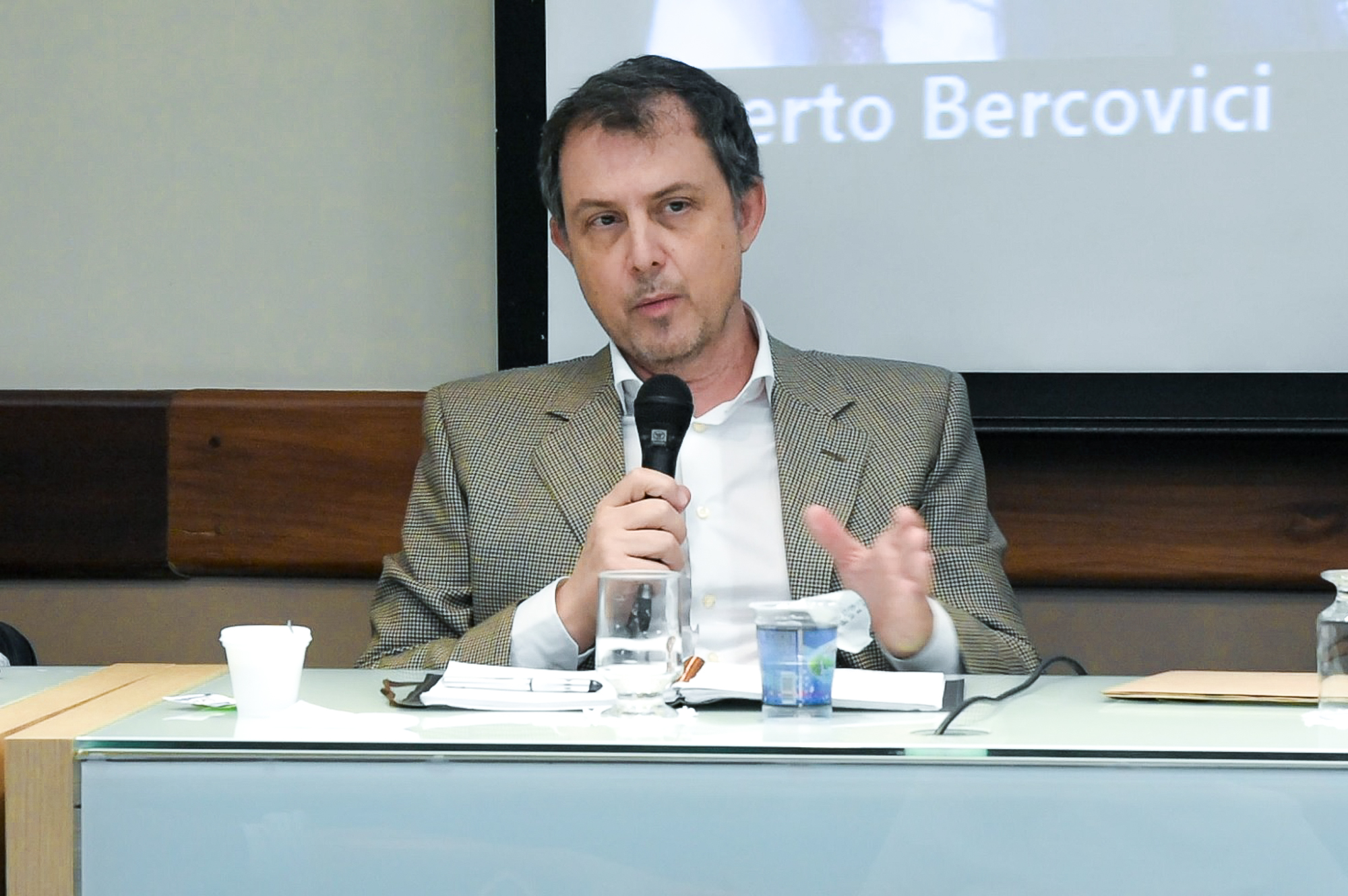 Debate no Mackenzie Não existe desenvolvimento sem indústria e Estado direito econômico e desindustrializaçãgilberto bercovici paulo gala nelson marconi 3