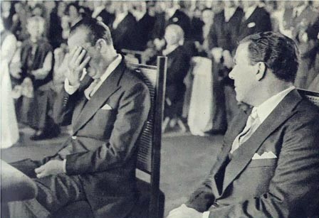 168 anos depois, em 1960, Brasília surge do meio do cerrado, como um ato deliberado de posse. Disse seu construtor aos desconfiados: “no dia 21 de abril colocarei minha bagagem num automóvel e quem quiser que me acompanhe”. Claro, todos acompanharam JK. Esplêndida, construída em chocantes 3 anos e 6 meses. Foi a nossa marcha para o oeste.